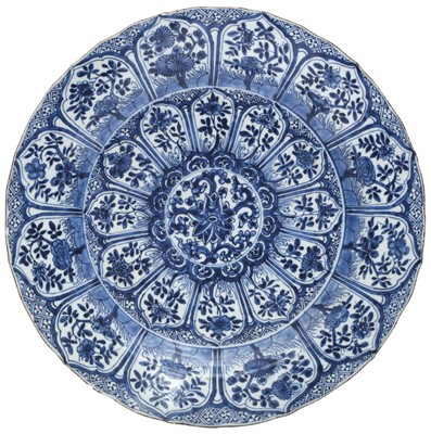 Lot 42 - A LARGE CHINESE BLUE AND WHITE 'FLORAL' CHARGER