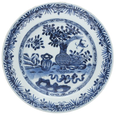Lot 364 - A CHINESE EXPORT BLUE AND WHITE 'ANTIQUES' DISH