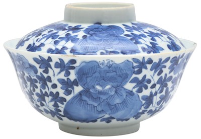 Lot 812 - A CHINESE BLUE AND WHITE 'FLORAL' BOWL AND COVER