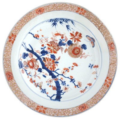 Lot 512 - A CHINESE IMARI 'BUTTERFLIES AND BLOSSOMS' DISH
