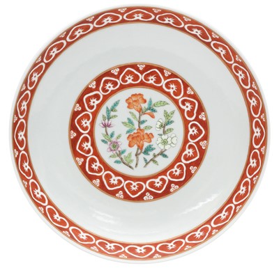 Lot 704 - A CHINESE FAMILLE-ROSE 'FLORAL' MEDALLION DISH