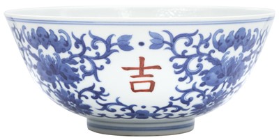 Lot 692 - A CHINESE BLUE AND WHITE AND IRON-RED 'POMEGRANATE' BOWL