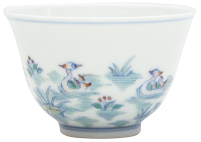 Lot 939 - A SMALL CHINESE DOUCAI 'LOTUS POND' CUP