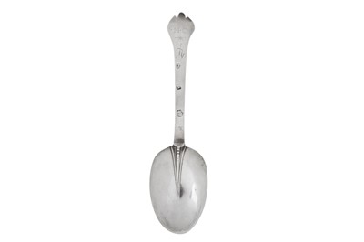 Lot 356 - A James II sterling silver spoon, London 1687 by Edward Hulse (free 1680)