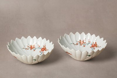 Lot 454 - A PAIR OF FINE JAPANESE ARITA KAKIEMON-STYLE 'FOLIATE' BOWLS