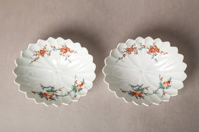 Lot 6 - A pair of fine Japanese Arita Kakiemon-style bowls, late Edo - early Meiji period
