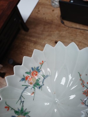 Lot 6 - A pair of fine Japanese Arita Kakiemon-style bowls, late Edo - early Meiji period