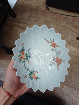 Lot 6 - A pair of fine Japanese Arita Kakiemon-style bowls, late Edo - early Meiji period