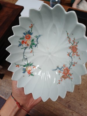 Lot 6 - A pair of fine Japanese Arita Kakiemon-style bowls, late Edo - early Meiji period