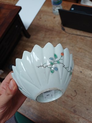 Lot 6 - A pair of fine Japanese Arita Kakiemon-style bowls, late Edo - early Meiji period