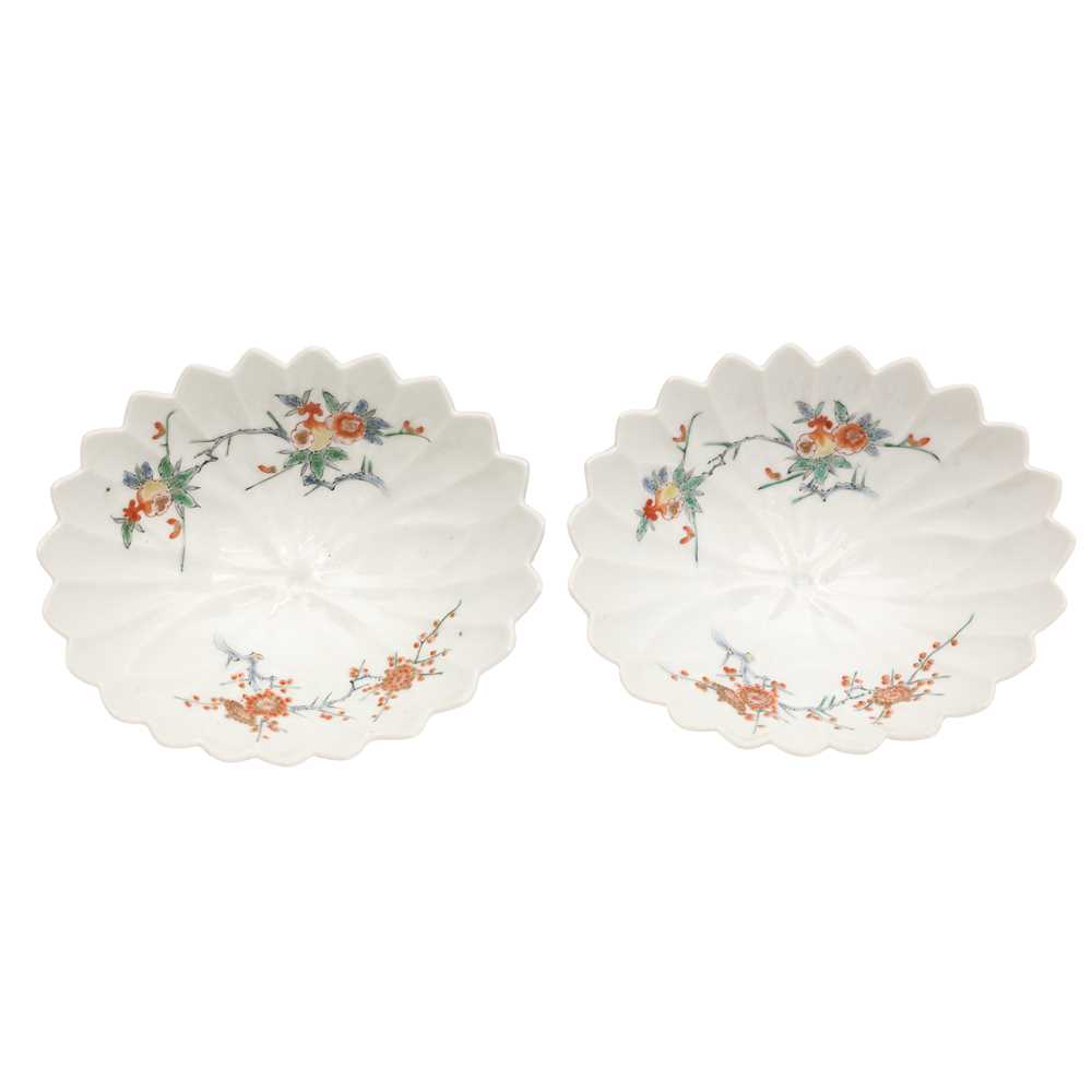Lot 6 - A pair of fine Japanese Arita Kakiemon-style bowls, late Edo - early Meiji period