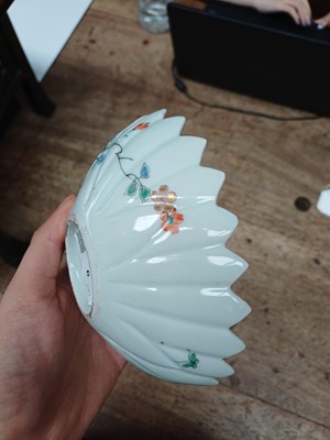 Lot 6 - A pair of fine Japanese Arita Kakiemon-style bowls, late Edo - early Meiji period
