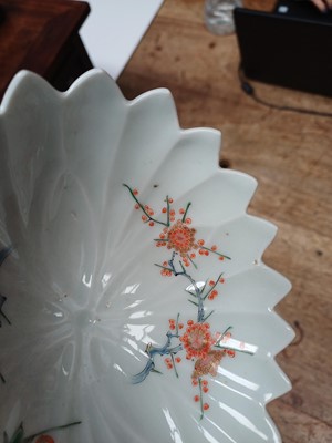 Lot 6 - A pair of fine Japanese Arita Kakiemon-style bowls, late Edo - early Meiji period