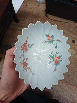 Lot 6 - A pair of fine Japanese Arita Kakiemon-style bowls, late Edo - early Meiji period
