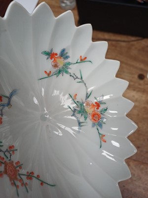 Lot 6 - A pair of fine Japanese Arita Kakiemon-style bowls, late Edo - early Meiji period