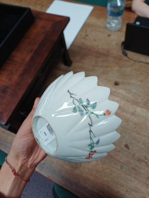 Lot 6 - A pair of fine Japanese Arita Kakiemon-style bowls, late Edo - early Meiji period