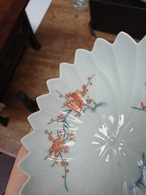 Lot 6 - A pair of fine Japanese Arita Kakiemon-style bowls, late Edo - early Meiji period