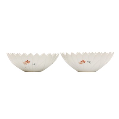 Lot 6 - A pair of fine Japanese Arita Kakiemon-style bowls, late Edo - early Meiji period
