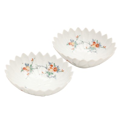 Lot 6 - A pair of fine Japanese Arita Kakiemon-style bowls, late Edo - early Meiji period