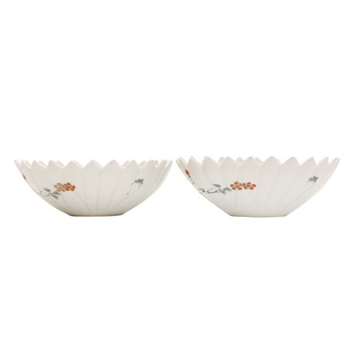 Lot 6 - A pair of fine Japanese Arita Kakiemon-style bowls, late Edo - early Meiji period