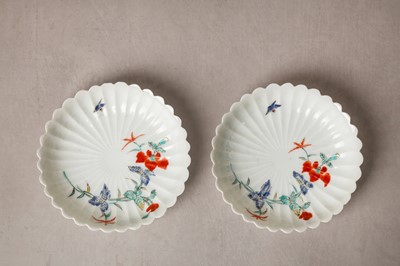 Lot 452 - A PAIR OF FINE JAPANESE ARITA KAKIEMON-STYLE 'FOLIATE' SAUCERS