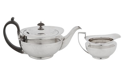 Lot 399 - A George V sterling silver teapot and milk jug, London 1911 by Daniel and John Welby
