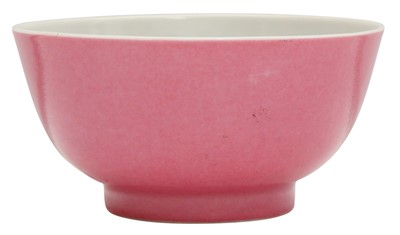 Lot 207 - A CHINESE FAMILLE-ROSE RUBY-BACKED 'FLORAL' BOWL