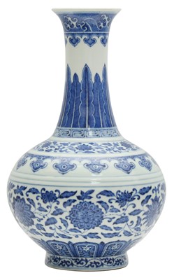 Lot 60 - A CHINESE BLUE AND WHITE 'FLORAL' VASE