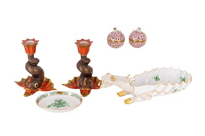 Lot 217 - A COLLECTION OF DECORATIVE PORCELAIN AND CERAMICS