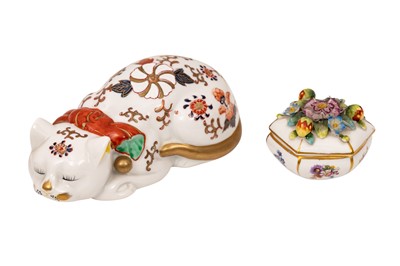 Lot 229 - A JAPANESE IMARI STYLE PORCELAIN CAT AND A CHELSEA STYLE PORCELAIN POTPOURRI BOX