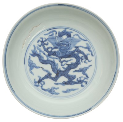 Lot 48 - A CHINESE BLUE AND WHITE 'DRAGON' DISH