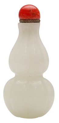 Lot 1010 - A CHINESE WHITE GLASS 'DOUBLE GOURD' SNUFF BOTTLE