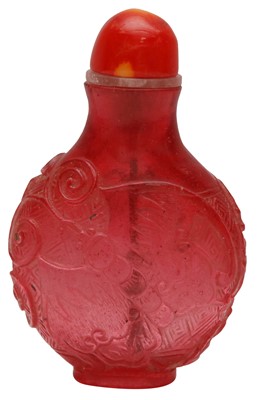 Lot 1009 - A CHINESE PINK GLASS 'BUTTERFLY' SNUFF BOTTLE