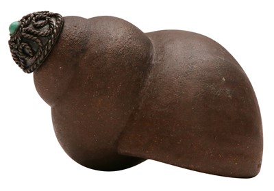 Lot 1023 - A CHINESE MOULDED YIXING 'SNAIL SHELL' SNUFF BOTTLE