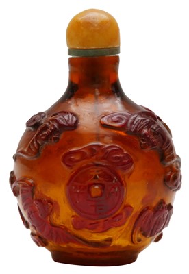 Lot 991 - A CHINESE AMBER COLOURED GLASS 'AUSPICIOUS BATS' SNUFF BOTTLE
