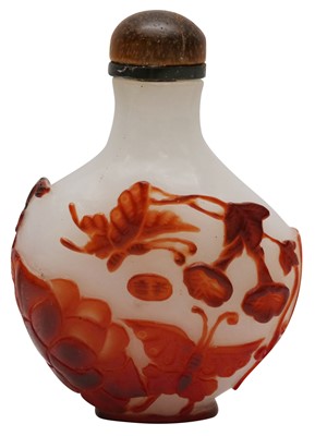 Lot 1017 - A CHINESE OVERLAY GLASS 'BITTER MELON' SNUFF BOTTLE