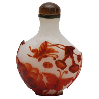 Lot 301 - A Chinese overlay glass 'bitter melon' snuff bottle, 19th century