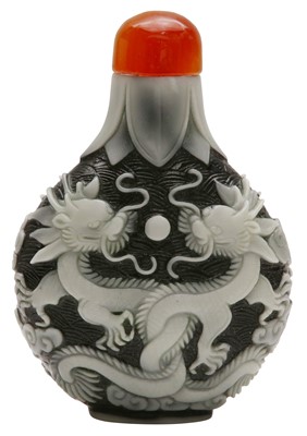 Lot 1019 - A CHINESE OVERLAY GLASS 'DRAGON' SNUFF BOTTLE