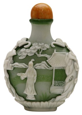 Lot 1018 - A CHINESE OVERLAY GLASS 'FIGURATIVE LANDSCAPE' SNUFF BOTTLE