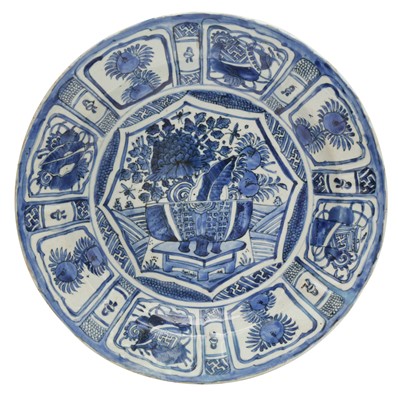 Lot 280 - A LARGE CHINESE BLUE AND WHITE 'KRAAK' 'FLORAL' DISH