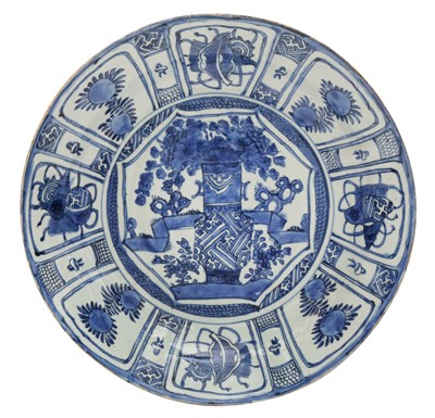 Lot 276 - A LARGE CHINESE BLUE AND WHITE 'KRAAK' 'FLORAL BOUQUET' DISH