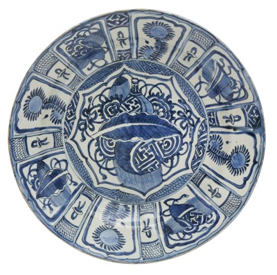 Lot 275 - A LARGE CHINESE BLUE AND WHITE 'KRAAK' 'BANANA LEAF' DISH
