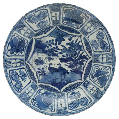 Lot 272 - A LARGE CHINESE BLUE AND WHITE 'KRAAK' 'DUCKS IN A LOTUS POND' DISH