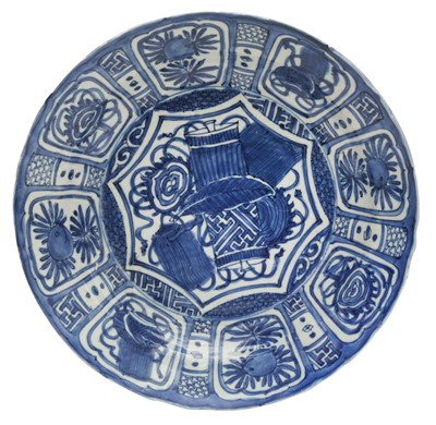 Lot 273 - A CHINESE BLUE AND WHITE 'KRAAK' DISH