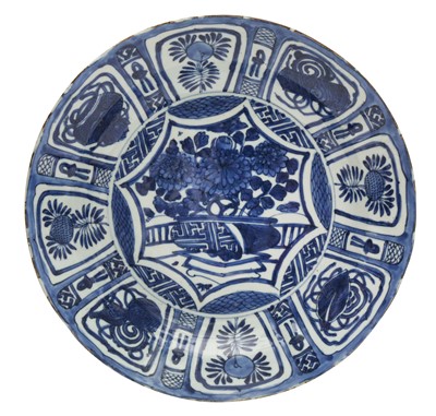 Lot 274 - A CHINESE BLUE AND WHITE 'KRAAK' 'FLORAL' DISH