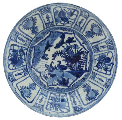 Lot 278 - A CHINESE BLUE AND WHITE 'KRAAK' 'DUCKS IN A POND' DISH