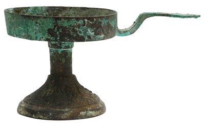 Lot 655 - A CHINESE ARCHAIC BRONZE OIL LAMP