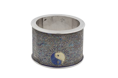 Lot 223 - An early 20th century Chinese export parcel gilt silver and enamel napkin ring, Peking (Beijing) circa 1920, marked Zhou He Zhang