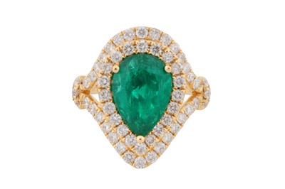Lot 102 - An emerald and diamond ring