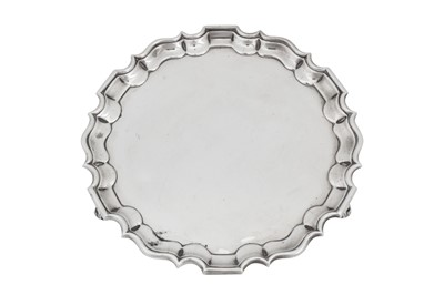 Lot 407 - An Edwardian sterling silver salver, London 1908 by Goldsmiths and Silversmiths